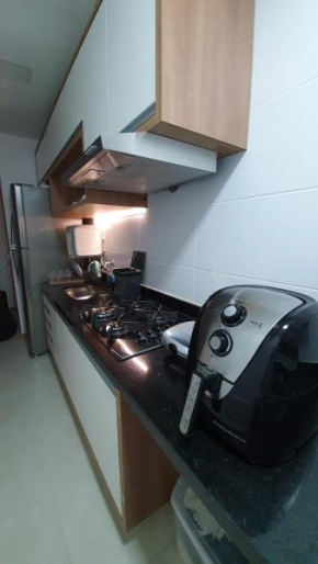Apt com dois quartos, novo, centro de Guarapari! Varanda gourmet com vista mar, churrasqueira, Smart TV, Wi-Fi 200 MB, Lavadora de roupas e Garagem privativa